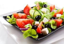 Wie man zu Hause griechischen Salat macht