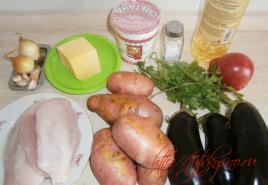 Leckeres im Ofen gebackenes Hähnchen mit Auberginen und Tomaten