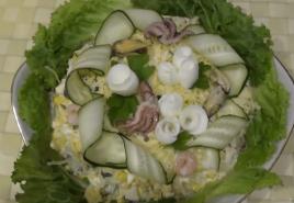 “Morska” salata - škampi, lignje, rakovi štapići