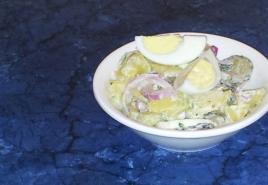 Salotos su marinuotais agurkais: receptai su nuotraukomis Salotos su marinuotais agurkais ir kiaušiniais