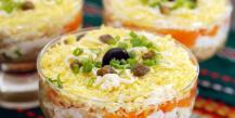 Menkių kepenų salotos: klasikinis receptas Aštrus su žirneliais ir marinuotais agurkais