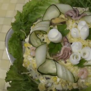 „Jūros“ salotos - krevetės, kalmarai, krabų lazdelės