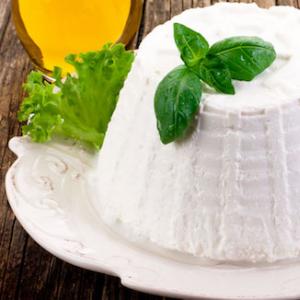 Popis syra ricotta s fotografiou, recept na domáci syr, ako aj jedlá k tomuto produktu