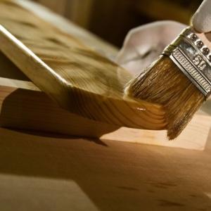 Kaip dažyti medinį namą: medžiagų apžvalga, patarimai ir rekomendacijos Kokiais dažais dažyti namą