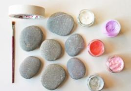 Na pomoc začínajúcim umelcom maľujeme kamene akrylovými farbami