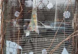 Jak ozdobić okna sztucznym śniegiem: pomysły na malowanie okien na Nowy Rok, szablony, wzory, zdjęcia